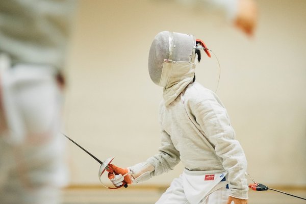 How do breathing techniques enhance performance in competitive fencing?